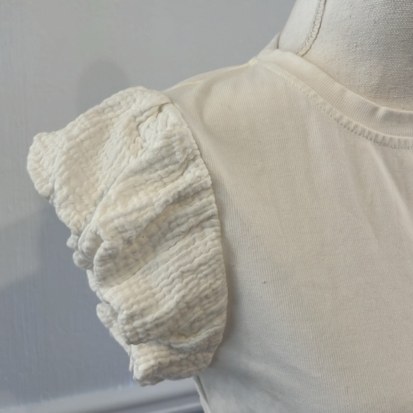 NWOT WHITE CROP TOP WITH RUFFLE CAP SLEEVES - SIZE SMALL - Picture 2 of 6